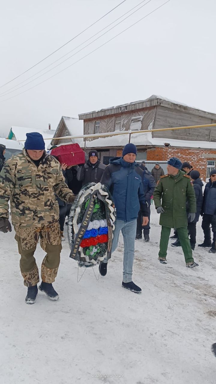 Бүген махсус хәрби операция барышында һәлак булган райондашыбыз Флорит Шәмсетдиновны соңгы юлга озаттылар