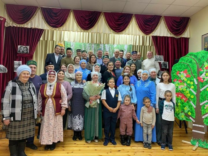 Керәнне авылында «Нәсел җебе – шәҗәрә» бәйрәмендә гаилә ядкәрләре турында сөйләгәннәр