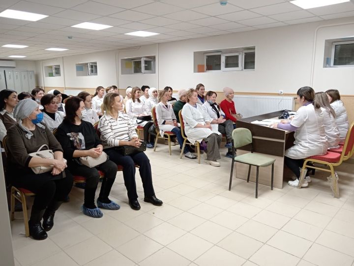 Шәмәрдән участок хас­таханәсе базасында укучыларга  һөнәри юнәлеш би­рү чарасы үткәрелде.
