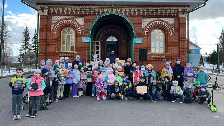 Гает көнне Лесхоз мәчете каршында узган бәйрәмдә балаларны кайнар коймак белән сыйладылар