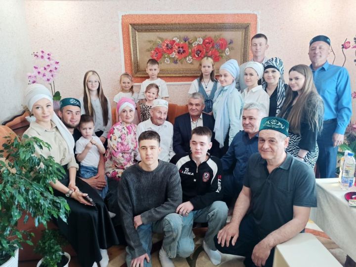 Түбән Шытсу авылында яшәүче Миннулла ага Гариповны 90 яшьлек юбилее белән котладылар