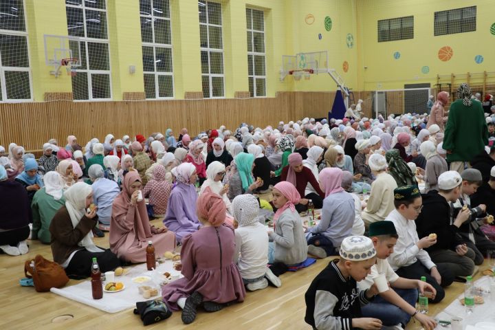 Сабада 500 мәктәп укучысы өчен ифтар мәҗлесе узды