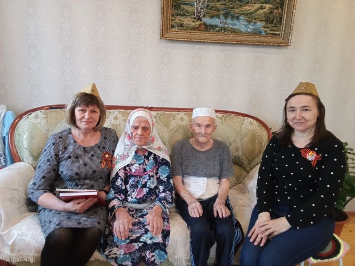 Юлбат мәдәният йорты һәм китапханә хезмәткәрләре тыл ветераннарының хәлләрен белделәр