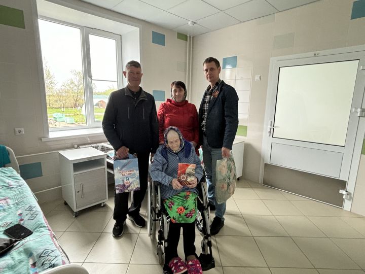 Лесхоз өлкәннәр һәм инвалидлар өчен интернат-йортында тәрбияләнүчеләрне күрше районнан килеп котладылар