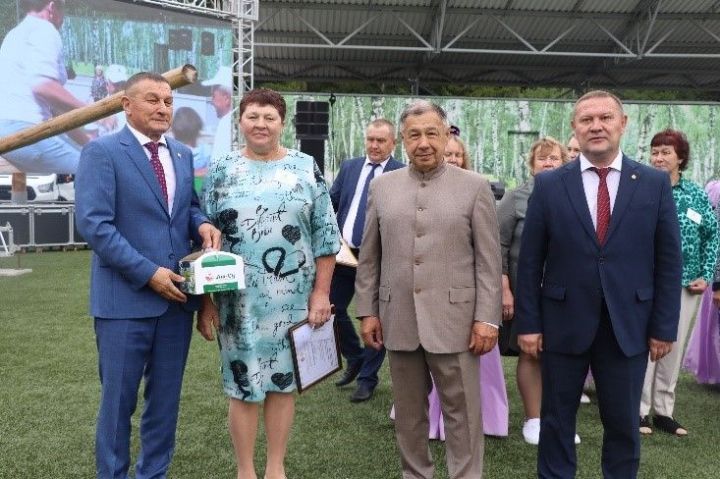 Көнне төнгә ялгап эшләүчеләрне тәбрикләделәр