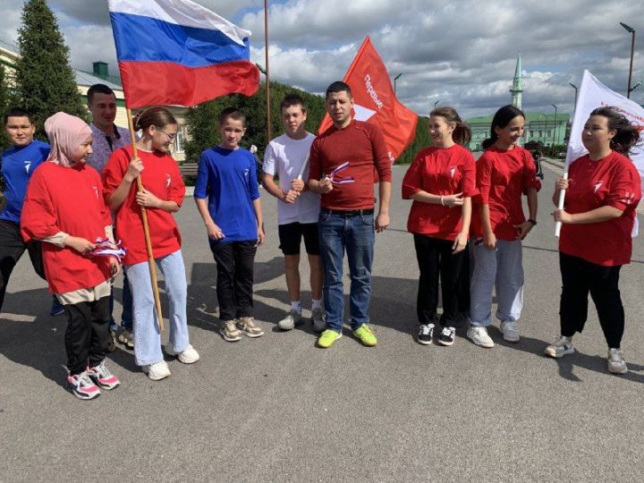 «Алдынгылар хәрәкәте»нең Җирле бүлекчәсе Саба урамнарында «Флаг белән горурланам» патриотик акциясе үткәрде