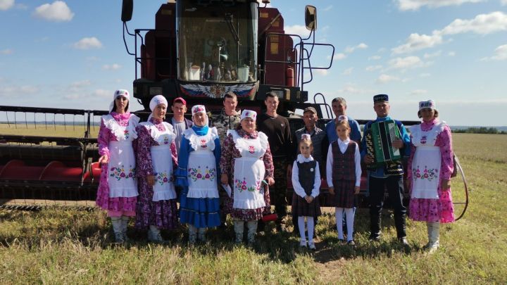 «Рәшә» агитбригадасы игенчеләргә дан җырлый
