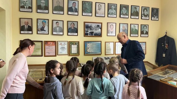 Балалар газета чыгару эше белән танышты