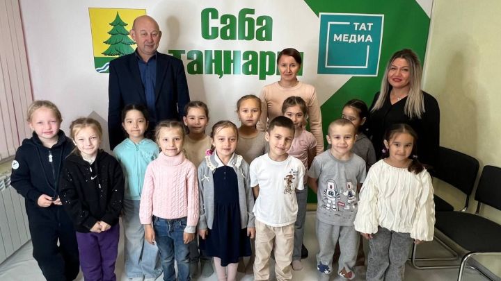 Балалар газета чыгару эше белән танышты