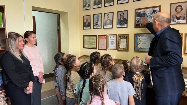 Балалар газета чыгару эше белән танышты
