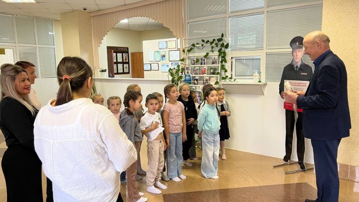 Балалар газета чыгару эше белән танышты