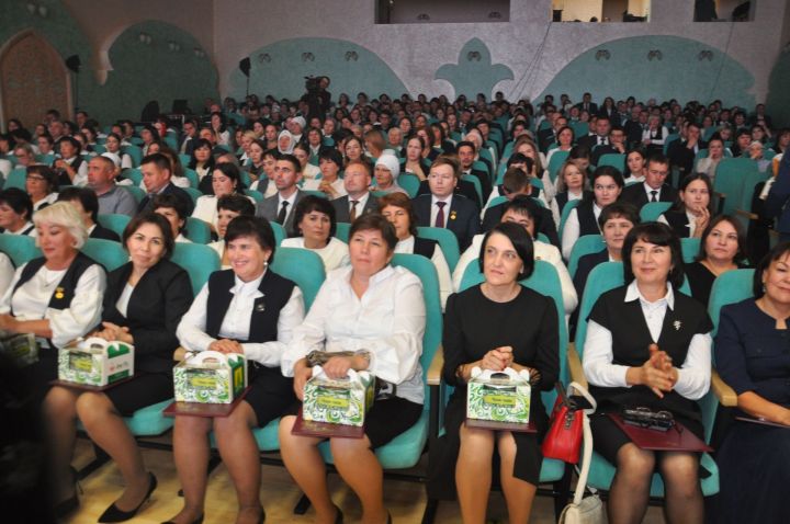 Укытучылар көне уңаеннан үткәрелгән бәйрәм чарасында 70кә якын мәгариф хезмәткәре сәхнә түренә чакырылып хөрмәтләнде