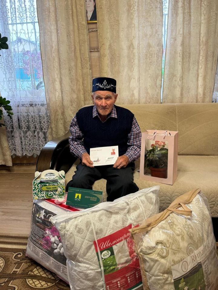 Олы Кибәче авылында яшәүче Мөхәммәтгали  Шәвәлиевны 90 яшьлек юбилее белән котладылар