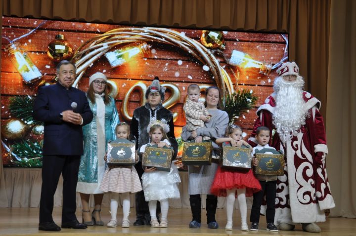 Сабада  әтиләре махсус хәрби операциядә булган мәктәпкәчә яшьтәге балалар өчен Чыршы бәйрәме узды