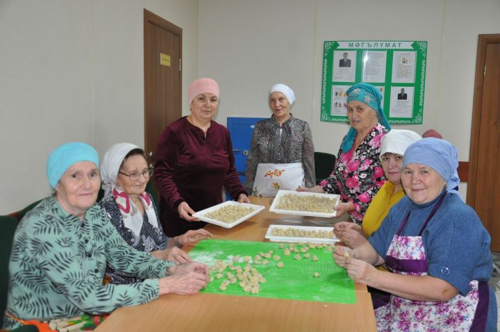 Юлбат волонтерлары солдатларга пилмән ясый