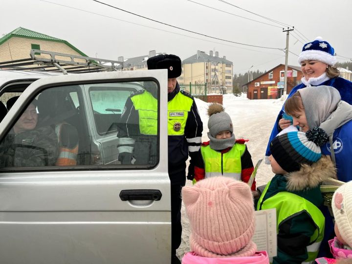 Юлларда  ерактан  балкып, күренеп  торсаң, машина  астында  калмыйсың