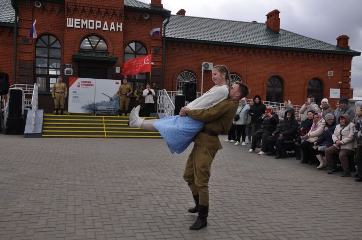 Шәмәрдәнгә Җиңү поезды килде (фоторепортаж)