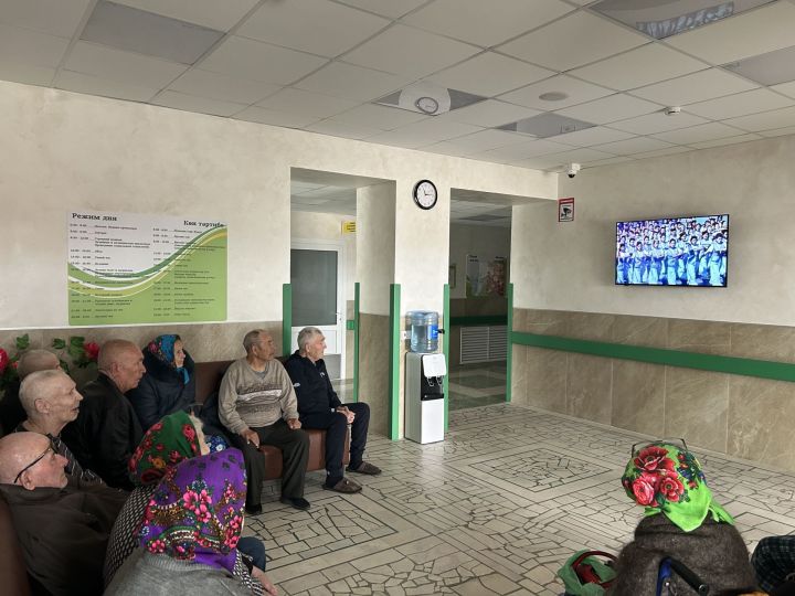 Лесхоз интернат-йортында тәрбияләнүчеләргә Яз һәм Хезмәт бәйрәме турында фильм күрсәттеләр