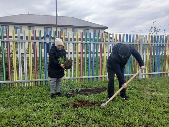 Эзмә мәдәният йорты хезмәткәрләре «Агач утырт» акциясендә катнаштылар