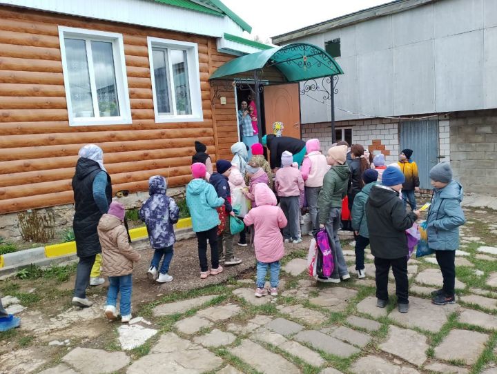 Май бәйрәмендә Тимершык авылында да балалар күчтәнәч җыярга урамнарга чыкты