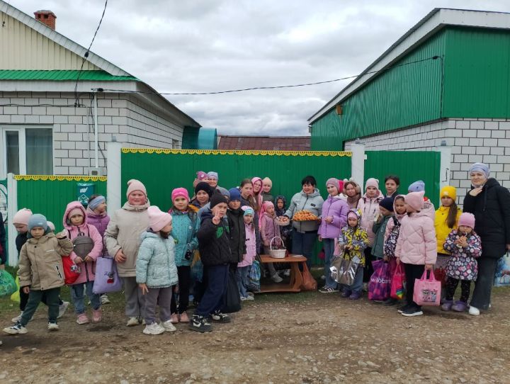 Май бәйрәмендә Тимершык авылында да балалар күчтәнәч җыярга урамнарга чыкты