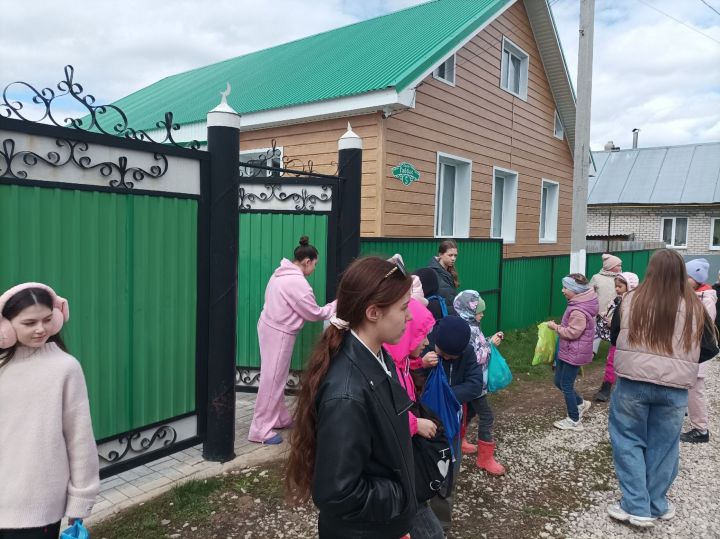 Май бәйрәмендә Тимершык авылында да балалар күчтәнәч җыярга урамнарга чыкты