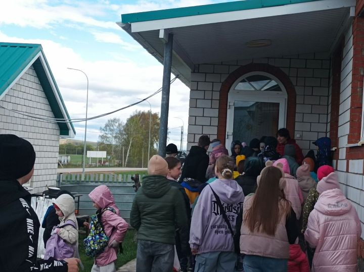 Май бәйрәмендә Тимершык авылында да балалар күчтәнәч җыярга урамнарга чыкты
