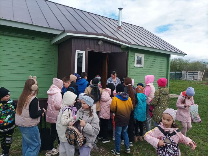 Май бәйрәмендә Тимершык авылында да балалар күчтәнәч җыярга урамнарга чыкты