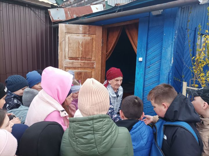 Май бәйрәмендә Тимершык авылында да балалар күчтәнәч җыярга урамнарга чыкты