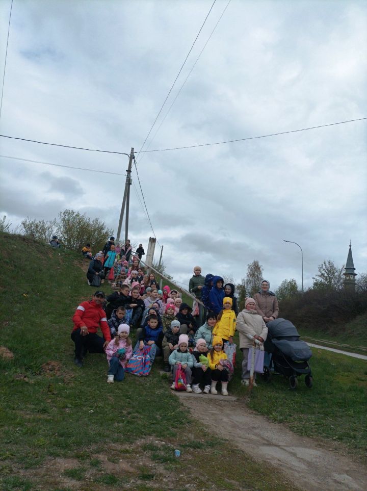 Май бәйрәмендә Тимершык авылында да балалар күчтәнәч җыярга урамнарга чыкты