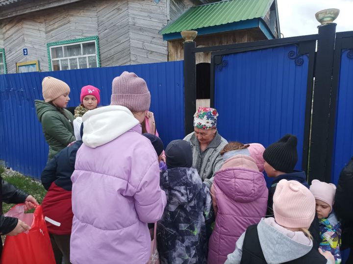 Май бәйрәмендә Тимершык авылында да балалар күчтәнәч җыярга урамнарга чыкты