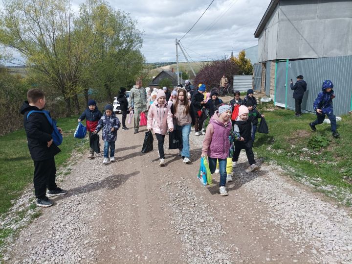 Май бәйрәмендә Тимершык авылында да балалар күчтәнәч җыярга урамнарга чыкты