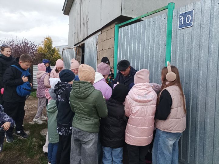 Май бәйрәмендә Тимершык авылында да балалар күчтәнәч җыярга урамнарга чыкты