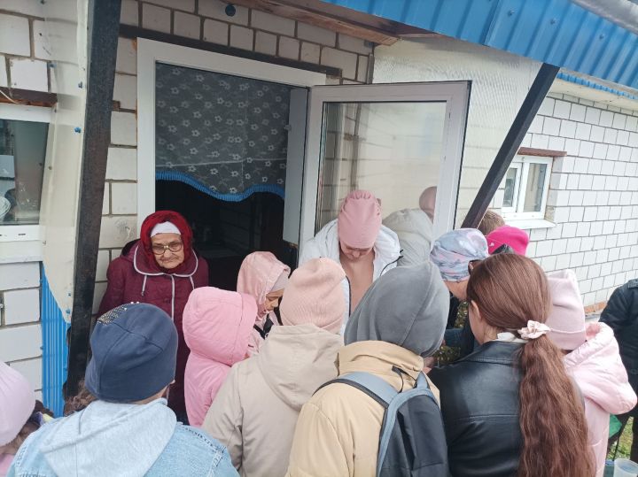 Май бәйрәмендә Тимершык авылында да балалар күчтәнәч җыярга урамнарга чыкты