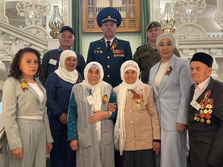 Райондашыбыз Җиһания Хәйретдиновага республика рәисе медаль тапшырды