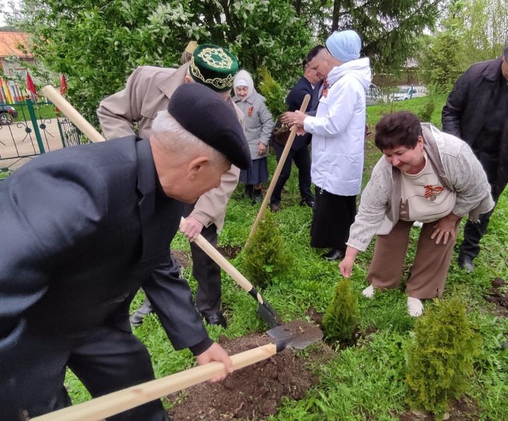 Юлбат авылында Җиңү бәйрәмендә батыр сугышчыларыбыз истәлегенә «Хәтер бакчасы»нда агачлар утырттылар