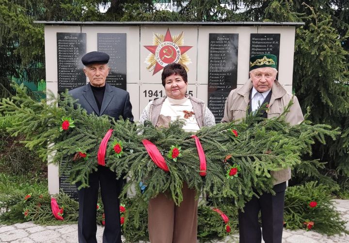 Юлбат авылында Җиңү бәйрәмендә батыр сугышчыларыбыз истәлегенә «Хәтер бакчасы»нда агачлар утырттылар