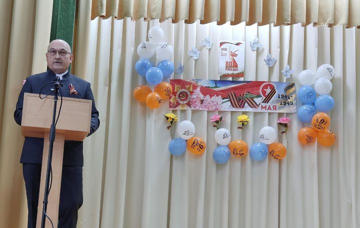 Юлбат авылында Җиңү бәйрәмендә батыр сугышчыларыбыз истәлегенә «Хәтер бакчасы»нда агачлар утырттылар