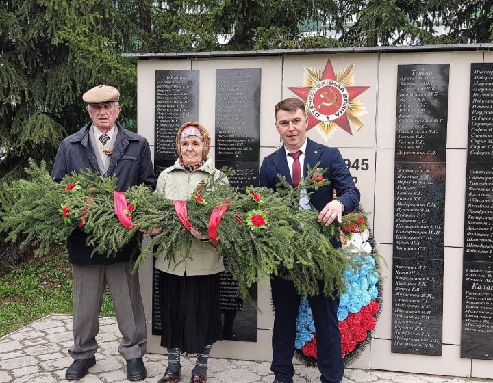 Юлбат авылында Җиңү бәйрәмендә батыр сугышчыларыбыз истәлегенә «Хәтер бакчасы»нда агачлар утырттылар