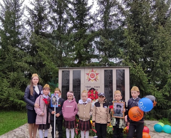 Юлбат авылында Җиңү бәйрәмендә батыр сугышчыларыбыз истәлегенә «Хәтер бакчасы»нда агачлар утырттылар