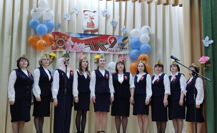 Юлбат авылында Җиңү бәйрәмендә батыр сугышчыларыбыз истәлегенә «Хәтер бакчасы»нда агачлар утырттылар