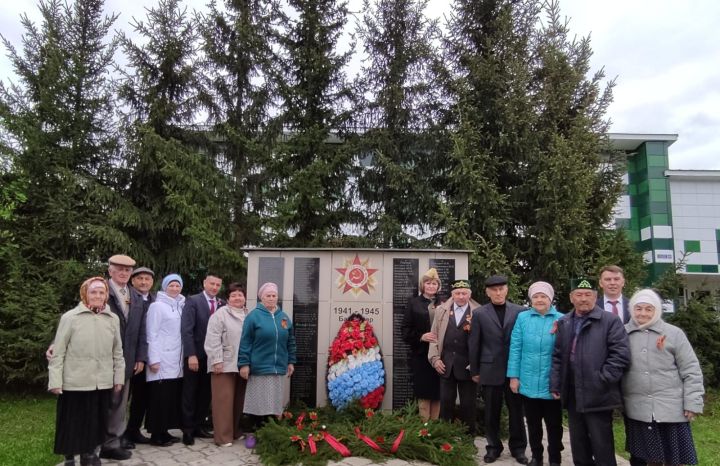 Юлбат авылында Җиңү бәйрәмендә батыр сугышчыларыбыз истәлегенә «Хәтер бакчасы»нда агачлар утырттылар