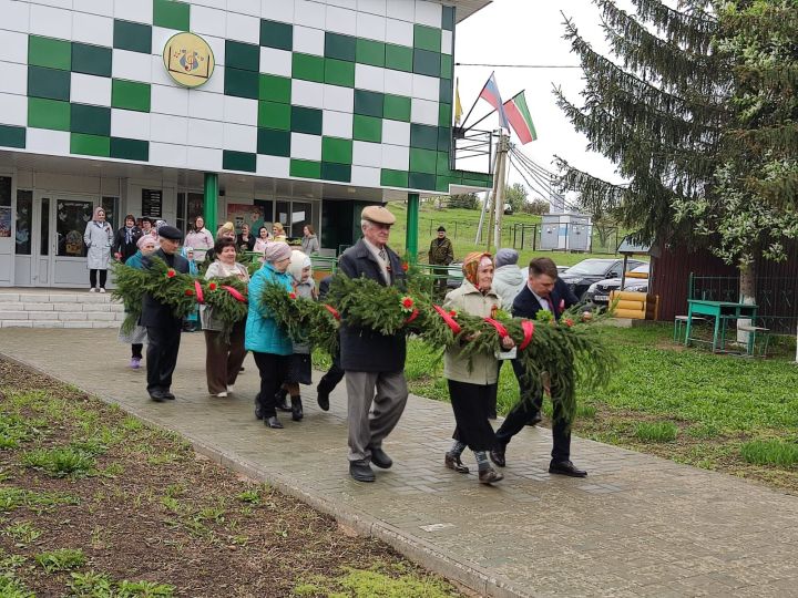 Юлбат авылында Җиңү бәйрәмендә батыр сугышчыларыбыз истәлегенә «Хәтер бакчасы»нда агачлар утырттылар