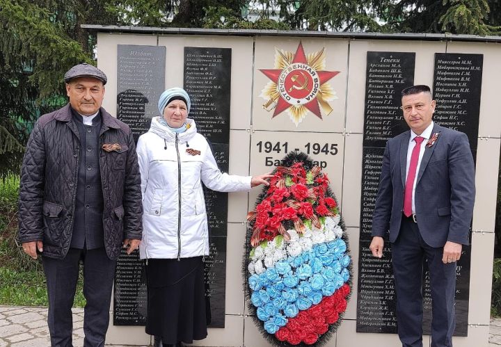Юлбат авылында Җиңү бәйрәмендә батыр сугышчыларыбыз истәлегенә «Хәтер бакчасы»нда агачлар утырттылар