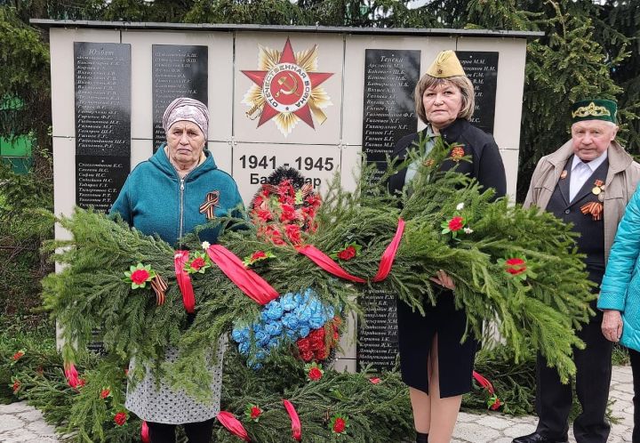 Юлбат авылында Җиңү бәйрәмендә батыр сугышчыларыбыз истәлегенә «Хәтер бакчасы»нда агачлар утырттылар
