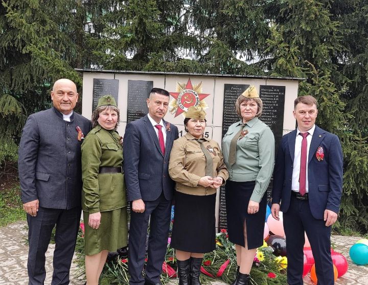 Юлбат авылында Җиңү бәйрәмендә батыр сугышчыларыбыз истәлегенә «Хәтер бакчасы»нда агачлар утырттылар
