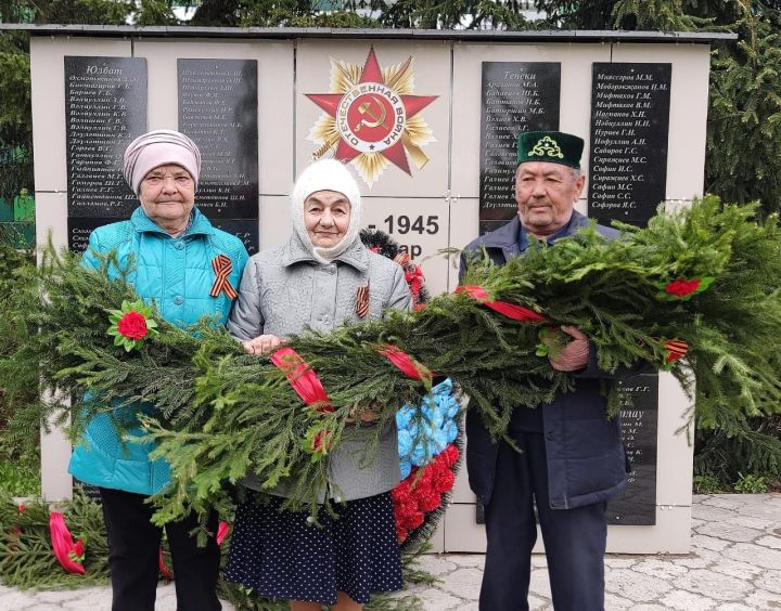 Юлбат авылында Җиңү бәйрәмендә батыр сугышчыларыбыз истәлегенә «Хәтер бакчасы»нда агачлар утырттылар