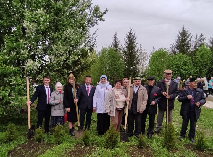 Юлбат авылында Җиңү бәйрәмендә батыр сугышчыларыбыз истәлегенә «Хәтер бакчасы»нда агачлар утырттылар
