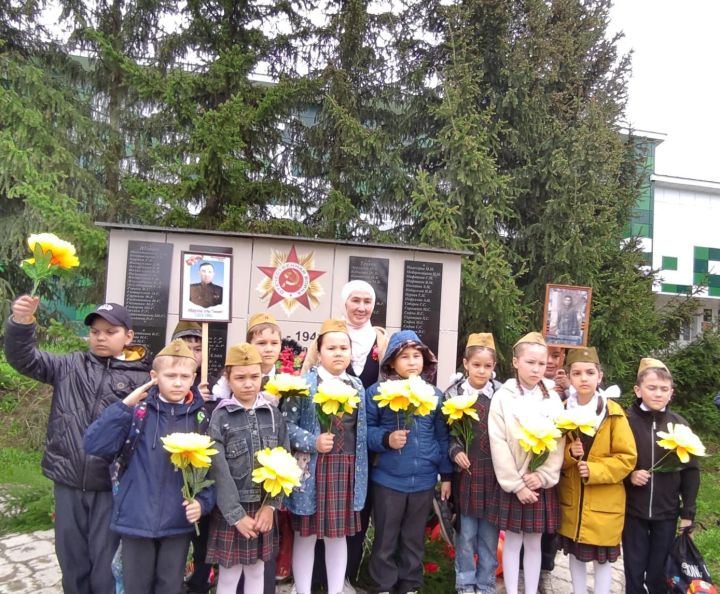 Юлбат авылында Җиңү бәйрәмендә батыр сугышчыларыбыз истәлегенә «Хәтер бакчасы»нда агачлар утырттылар