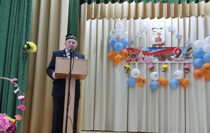 Юлбат авылында Җиңү бәйрәмендә батыр сугышчыларыбыз истәлегенә «Хәтер бакчасы»нда агачлар утырттылар